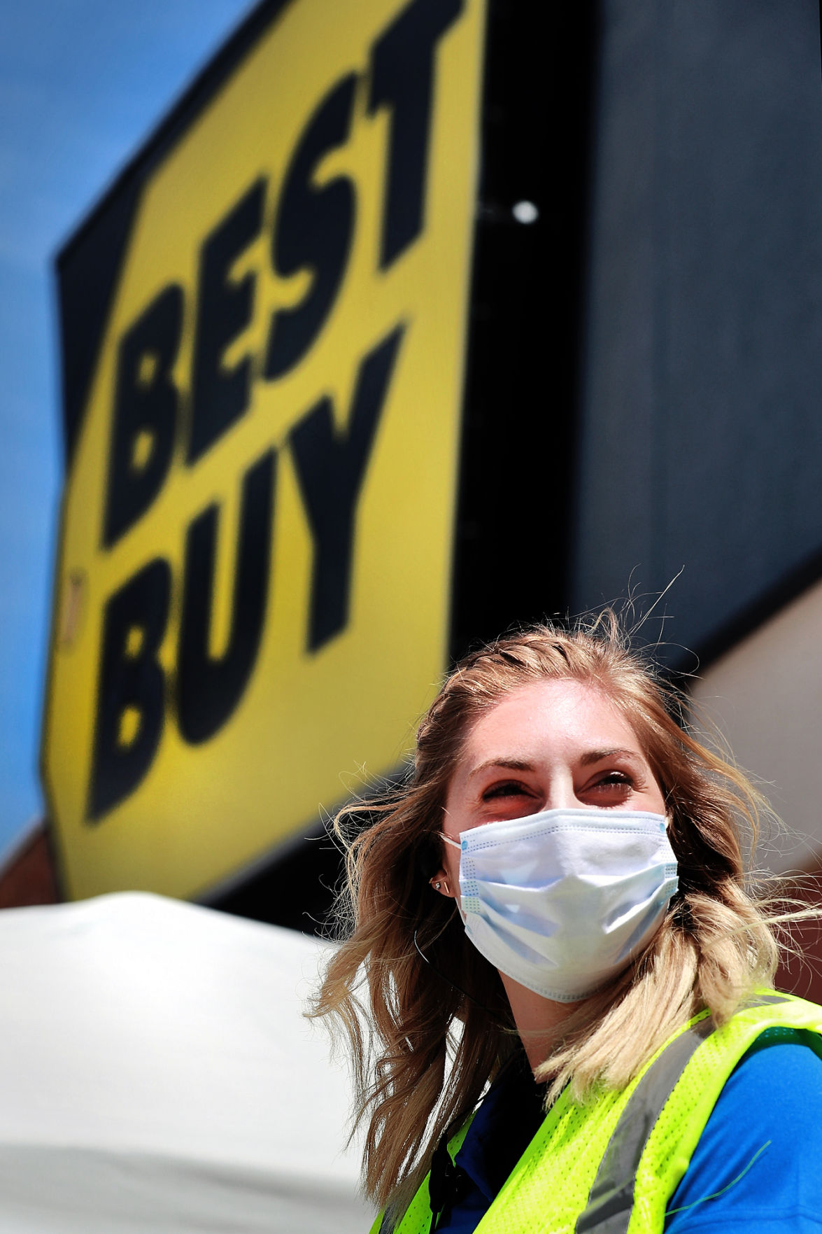 050320_BestBuyWorkers_002_bjs.JPG